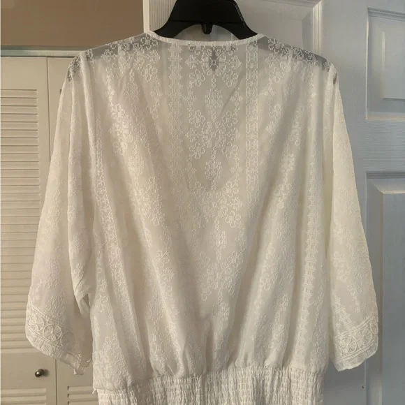 WHITE HOUSE BLACK MARKET WHITE LACE TOP. - Picture 4 of 5
